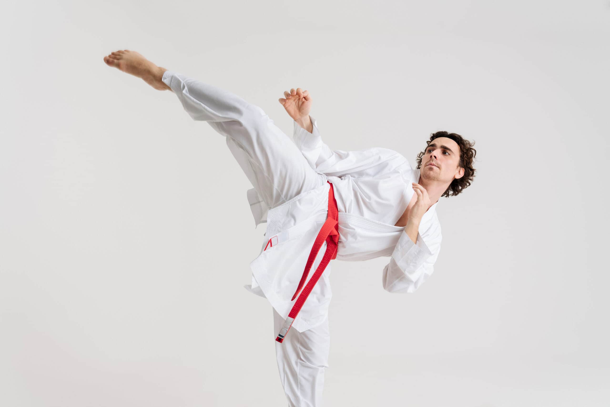 Jeune pratiquant de Taekwondo effectuant un coup de pied élevé.