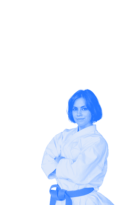 Maîtresse de taekwondo en uniforme blanc, prête à enseigner.